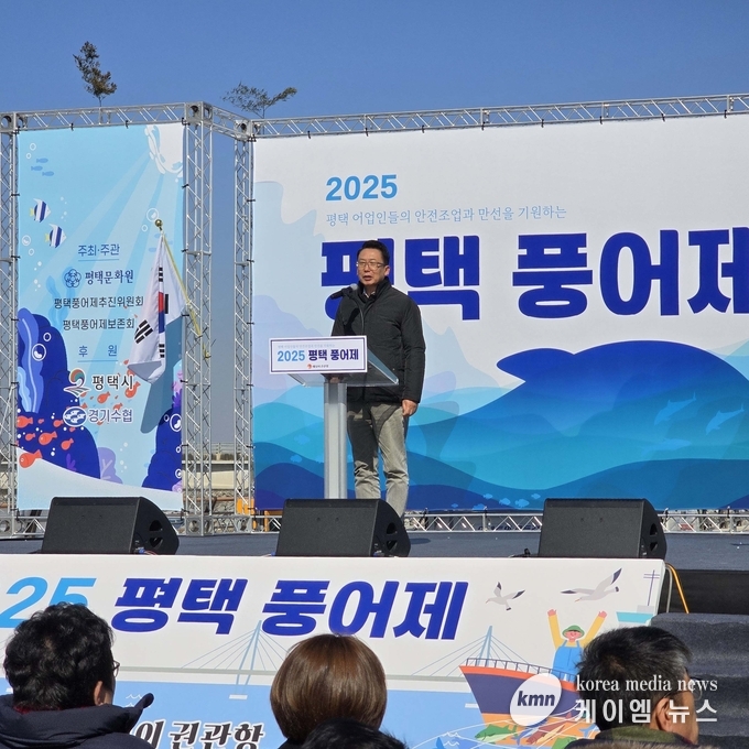 강정구 의장이 축사를 하고있다 