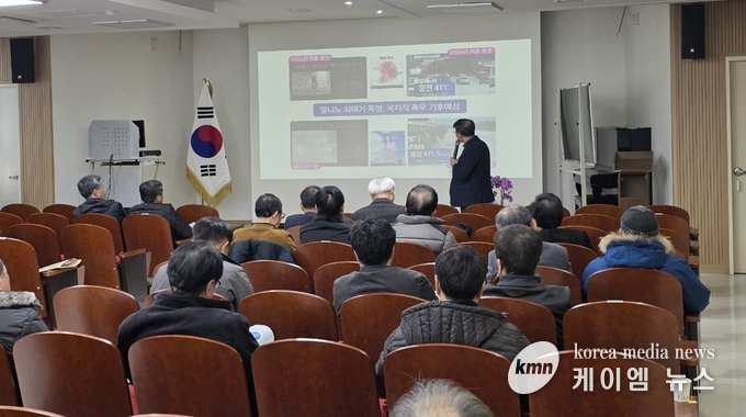 평택시 배연구회 기후변화대응 저온 피해 예방 교육 및 총회를 하고있다 사진/ 평택시청 제공