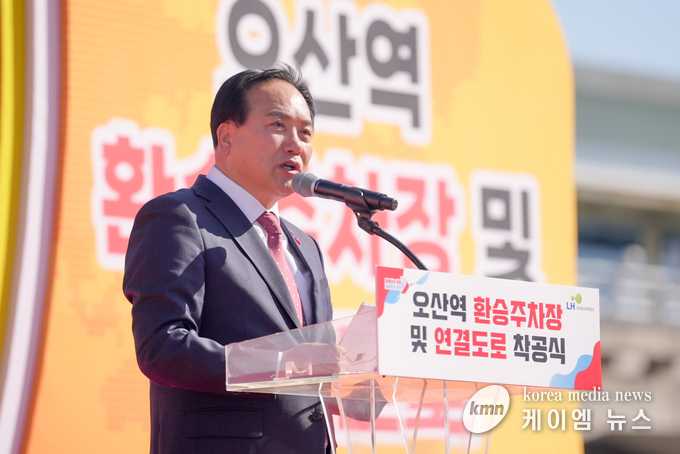 이권재 시장이 축사를 하고있다