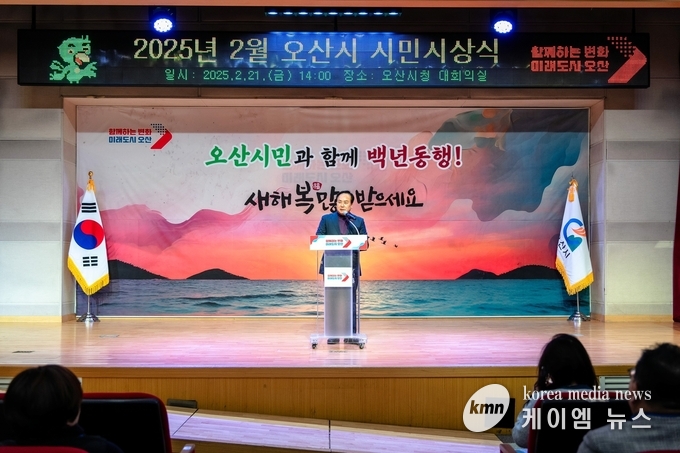 이권재 오산시장이 축하 인사를 하고있다 사진/오산시청 제공