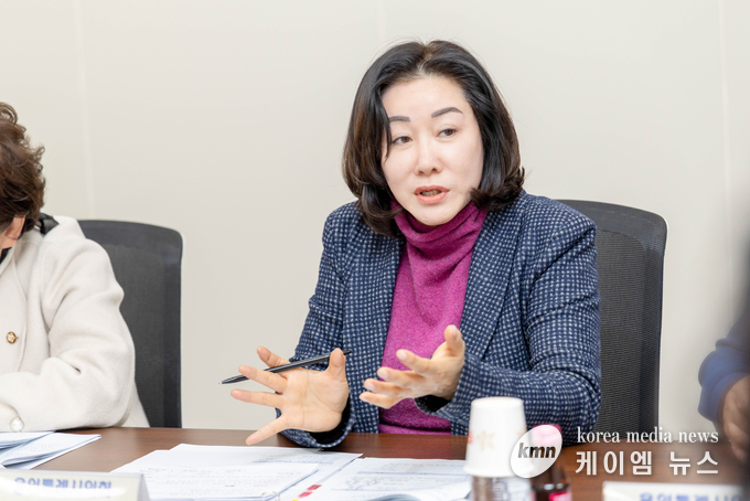 용인시 아이돌봄 지원에 관한 조례 제정을 위한 간담회에서 김희영 의원이 관련 조례에 대해 설명하고 있다