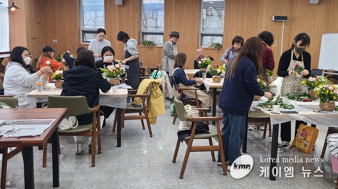 지난해 용인특례시 생활원예교육 수강생들이 교육받고 있는 모습 사진/용인특례시청 제공