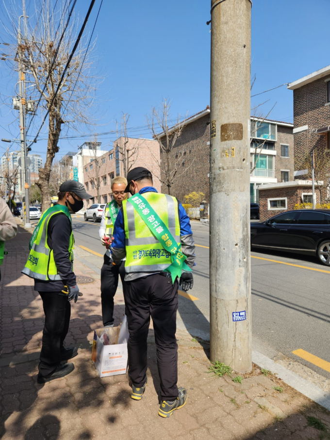 불법 현수막을 철거 하고 있다 사진/평틱시청 제공