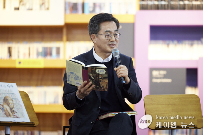 책 읽는 문화 만들기를 통한 출판․서점 부활방안을 모색하는 타운홀 미팅을 진행하고있다 사진/ 경기도청 제공
