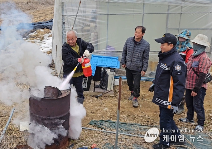 비닐하우스 방문해 현장 안전점검을 강조하고있다 사진/안성소방서 제공