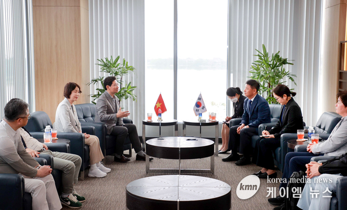 다낭 베트남 상공회의소를 방문해 응우옌 띤 꽝 상공회의소장 등과 간담회를 가졌다.