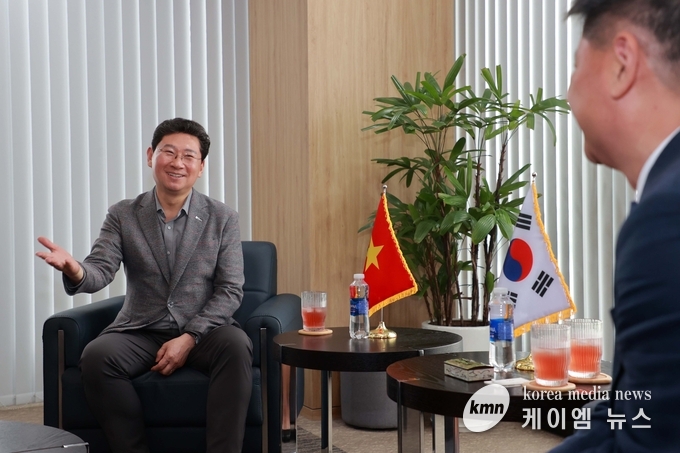 다낭 총영사관을 방문해 강부성 다낭 총영사와 담소를 나누고있다. 사진/용인특례시청 제공