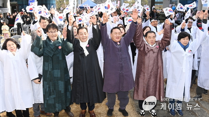 이재준 시장, 이재식 수원시의회 의장 등 참석자들이 대한독립 만세를 외치고 있다. 사진/수원특례시청 제공