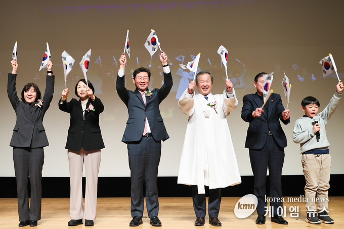 이상일 시장(왼쪽2번째)만세삼창을 하고있다