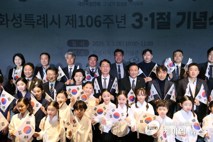 행사 참여자들이 기념촬영을 하고있다.