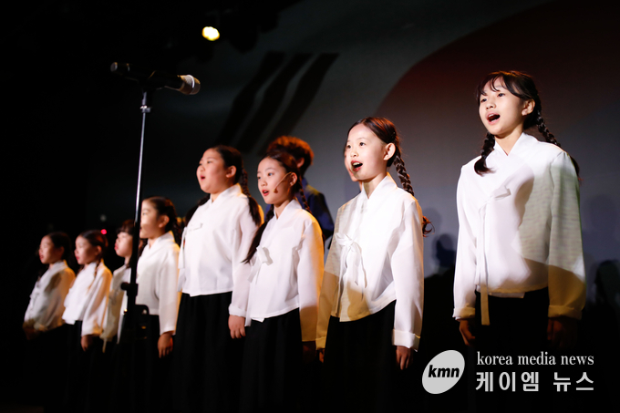 3.1절의 깊은 의미를 되새기며 합창을 하고있다.