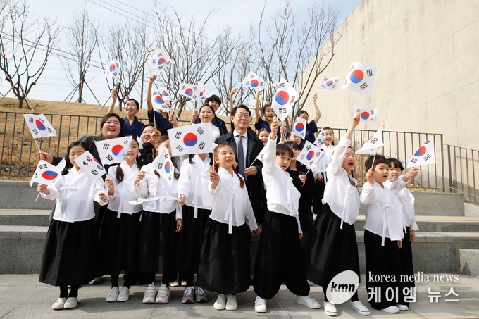 제106주년 3·1절 기념하며 태극기를 흔들고있다. 사진/화성특례시청 제공