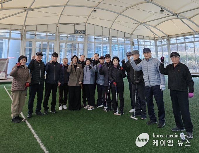 게이트볼장을 방문하여 어르신들을 대상으로 자연재난 및 생활 안전교육 사진/안성시청 제공