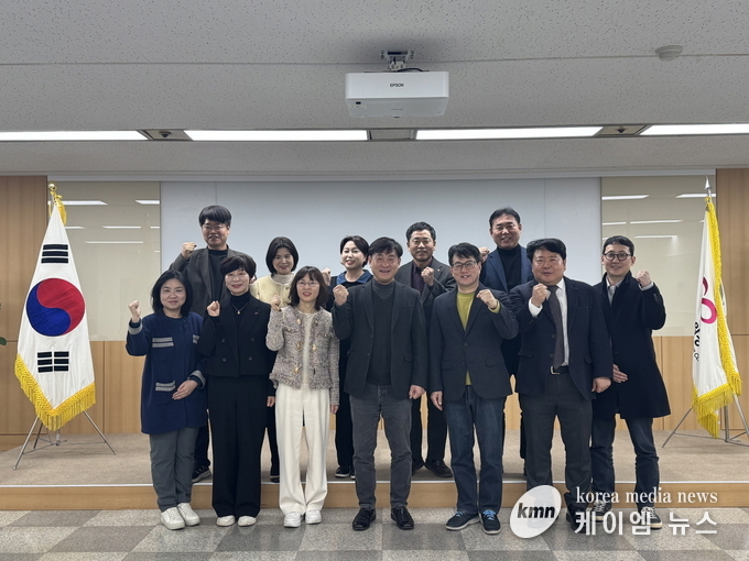 제1차 시군 자원봉사센터 경인지역 학생처장협의회 간담회 후기념촬영을 하고있다. 사진/안성시청 제공