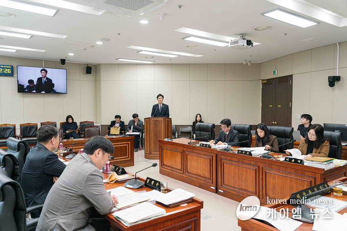 4일 의원연구단체 운영 심의위원회 회의를 열고있다. 사진/용인특례시의회 제공