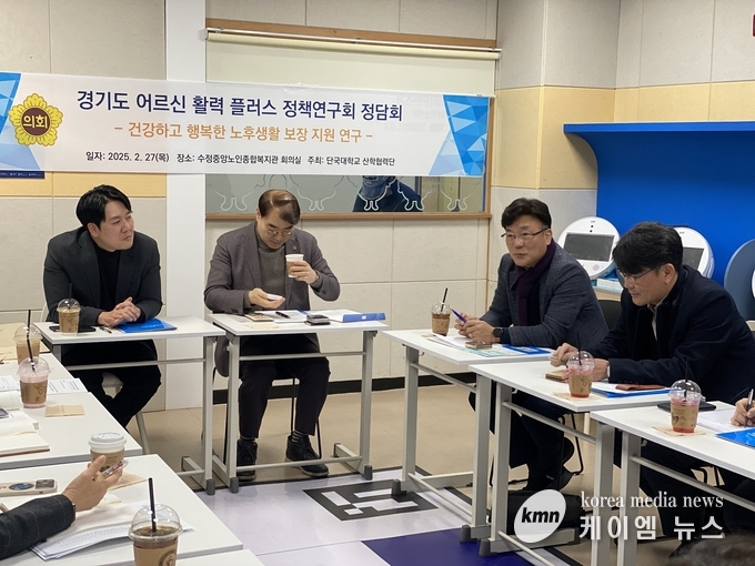 복지관 운영 현황을 점검 정담회를하고있다.