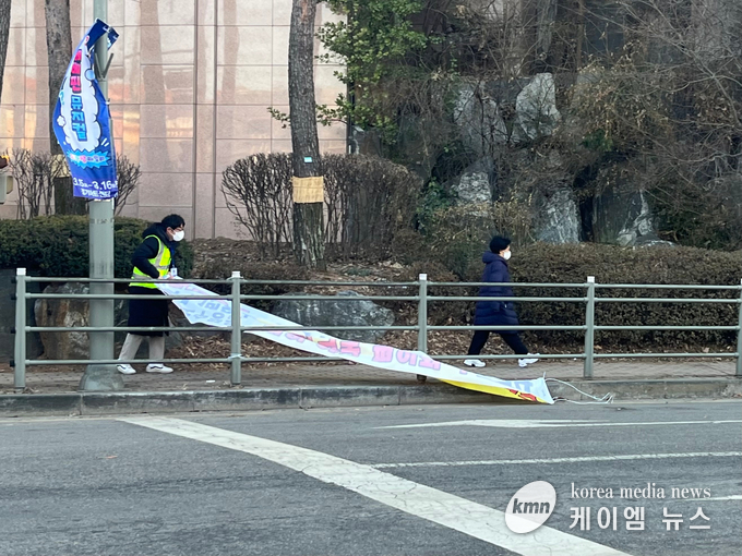 불법현수막 시민수거단의 활동 모습 사진/용인특례시청 제공