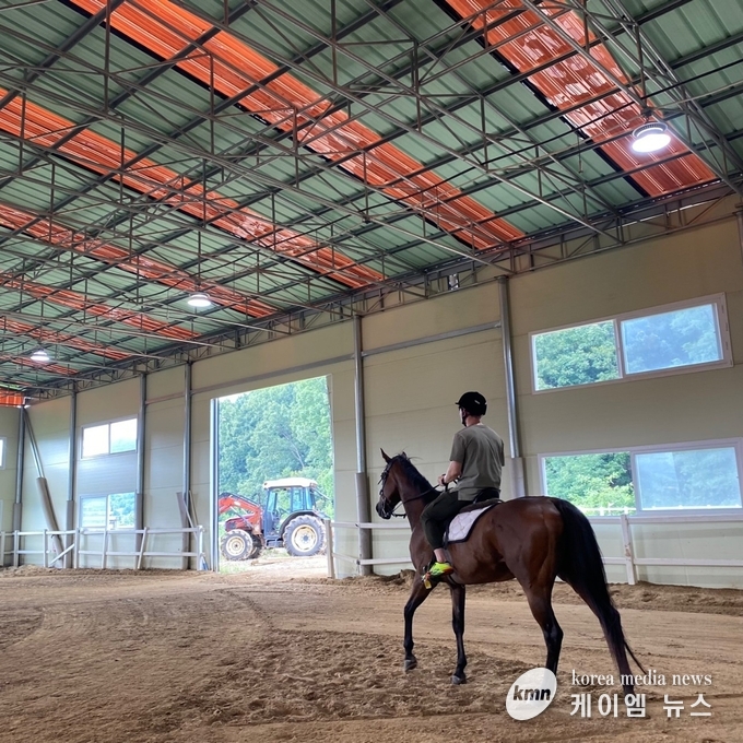 지난해 용인특례시 '학생승마체험'에 참가해 승마 체험을 받고 있는 모습 사진/용인특례시청 제공