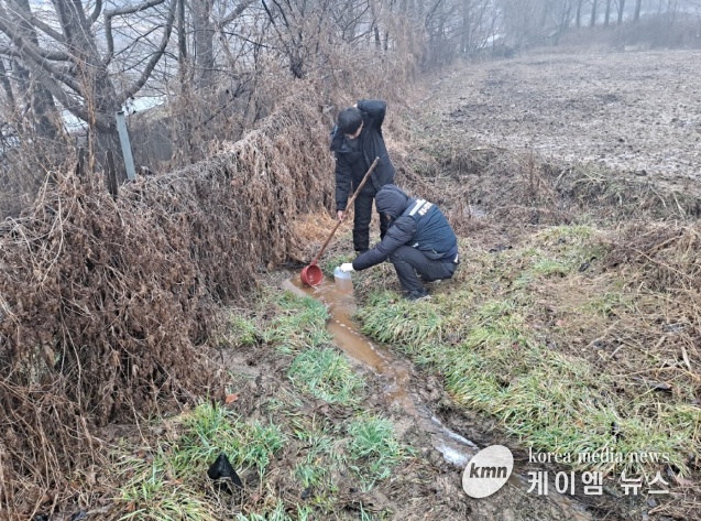 가축분뇨 양돈농가 정화방류시설 특별점검을 하고있다.