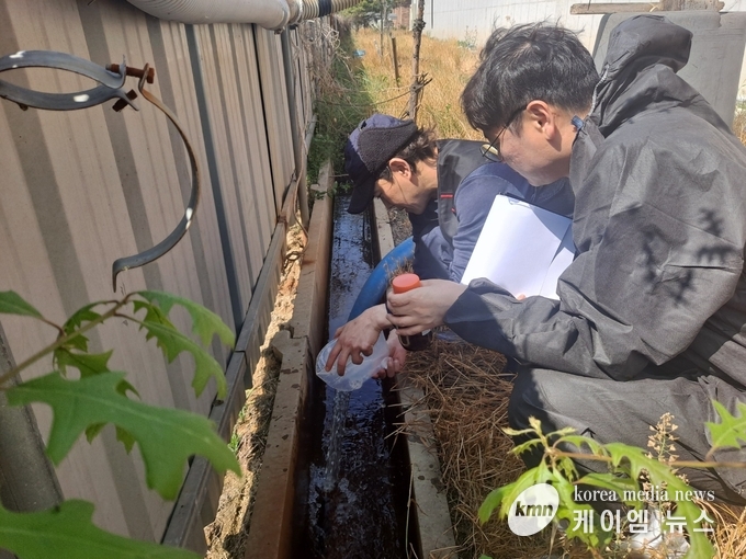 가축분뇨 양돈농가 정화방류시설 특별점검을 하고있다. 사진/안성시청 제공