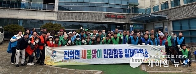 봄맞이 민관합동 일제 대청소 후 기념촬영을 하고있다. 사진/평택시청 제공