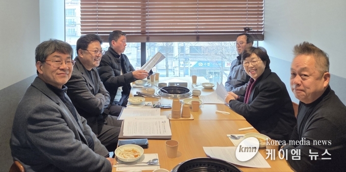 ESG 실천 포럼’ 연구단체의 연구용역 방향을 논의하고있다. 사진/경기도의회 제공