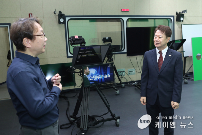 안성 미디어센터와 성남 미디어센터를 차례로 방문해 미디어센터 설립을 위한 운영현황을 살피고있다. 사진/이천시의회 제공