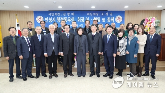 지방행정동우회와 업무협약 체결 후 단체사진을 찍고있다. 