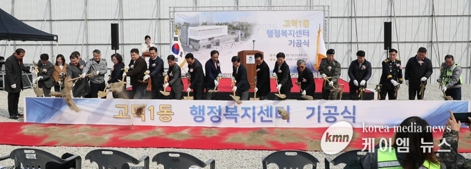 정장선 평택시장과 관계자들이 고덕동 행정복지센터기공식에서 첫삽을 뜨고있다. 사진/평택시청 제공