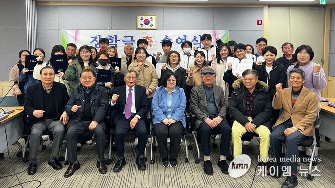 화성시 정남장학회에서 8일 정남면 행정복지센터에서 장학금 전달실을 개최하고 기념촬영하고 있다. 사진/화성특례시청 제공