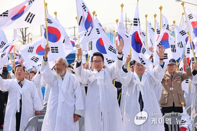 평택시의회 강정구 의장이 제106주년 기념식에서 만세삼창을 하고있다 평택시의회 제공