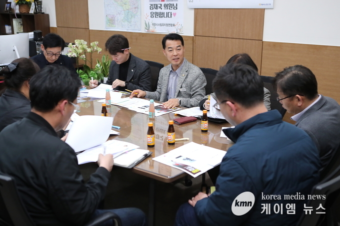 김재국 의원 주재로 학교 체육시설 개방 활성화를 위한 실무회의가 진행되고있다. 사진/이천시의회 제공
