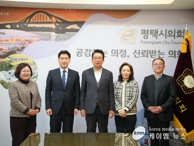 평택교육지원청 김윤기 교육장 [좌 2번째) 강정구 평택시의회 의장 (좌3번째), 김명숙 부의장(우2번째) 사진/평택시의회 제공