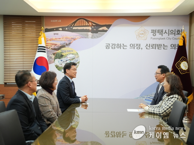 기념사진평택교육지원청 김윤기 교육장과 평택시의회 강정구 의장, 김명숙 부의장 접견 모습 사진/평택시의회 제공