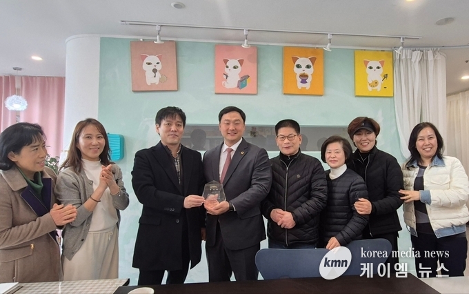 고준호 의원은 오피스텔 부실공사 전체 분양 피해자들의 감사의 뜻이 담긴 감사패를 받았다. 사진/경기도의회 제공