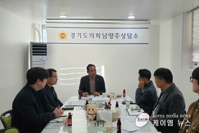 김창식 부위원장이 2025년 경기도 농수산생명과학국의 주요 추진 사업에 대한 업무보고를 받고 있다. 사진/경기도의회 제공