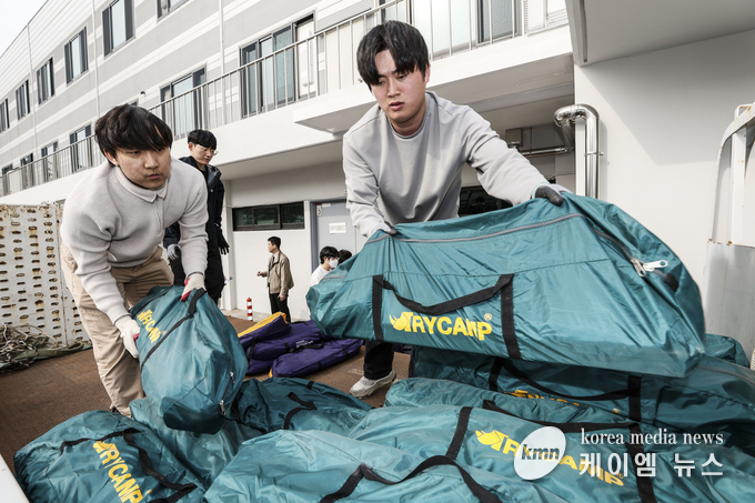 27일 화성특례시 공직자들이 경북 산불피해지역에 전달할 지원 물품(구호 쉘터)을 트럭에 싣고 있다.