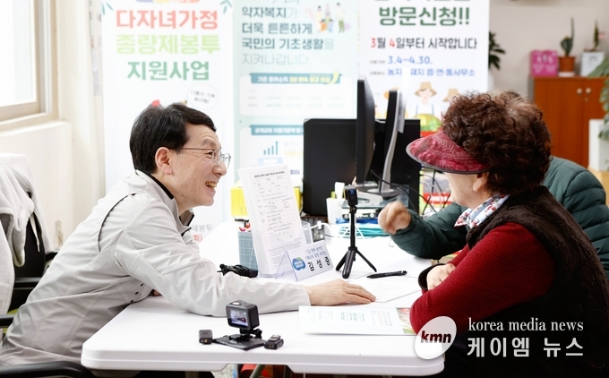 김성중 경기도 행정1부지사는 농어민신쳥 현장에서 홍보 활동을 하고있다. 사진/경기도청 제공