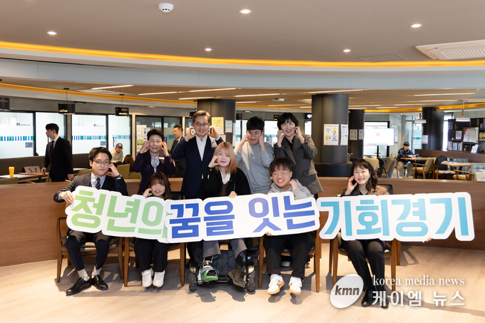 김 지사와 학생들이 기념촬영을 하고있다.