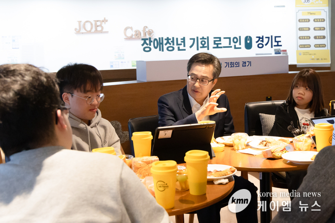 김동연 경기도지사가 강남대학교 장애학생 취업동아리(I-CUBE)를 찾아 장애청년들의 취업에 대한 고민을 듣고 있다. 사진/경기도청 제공