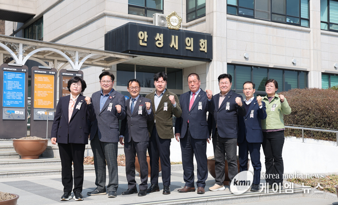 송전선로 건설 결사반대’ 리본을 패용하고 결의를 다지고 있다.