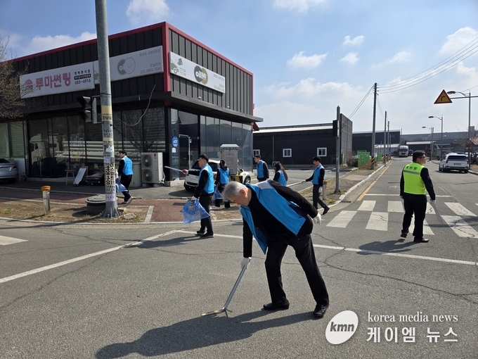 행복홀씨 입양사업 환경정화 활동을 하고 있다.