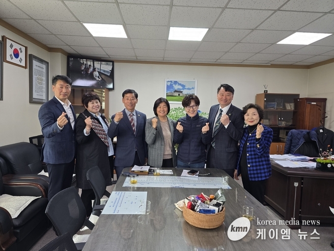 간담회를 마치고 기념촬영을 하고 있다. 사진/ 수원특례시의회 제공