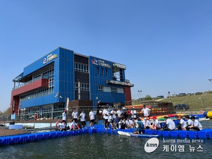 패들보드 경험이 부족한 인원을 대상으로 단기간 집중 교육 사진/여주도시공사 제공