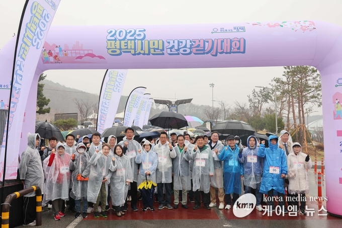참석자들과 기념촬영을 하고 있다. 사진/평택시의회 제공