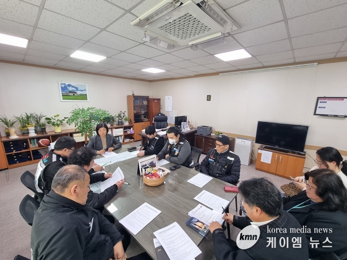 수원특례시의회 기획경제위원회, 관계자들과 간담회를 하고 있다. 사진/수원특례시의회 제공