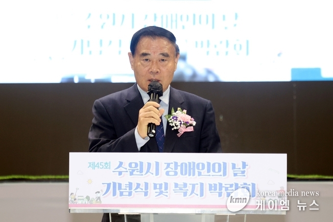 이재식 의장 축사를 하고있다.