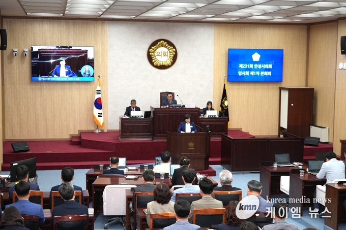 제231회 안성시의회 임시회를 개회 하고 있다. 사진/안성시의회 제공
