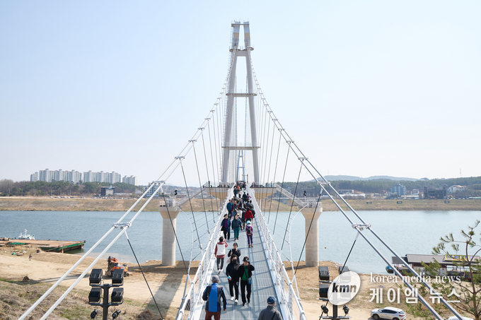 여주 남한강 출렁다리 전경 사진/경기도청 제공
