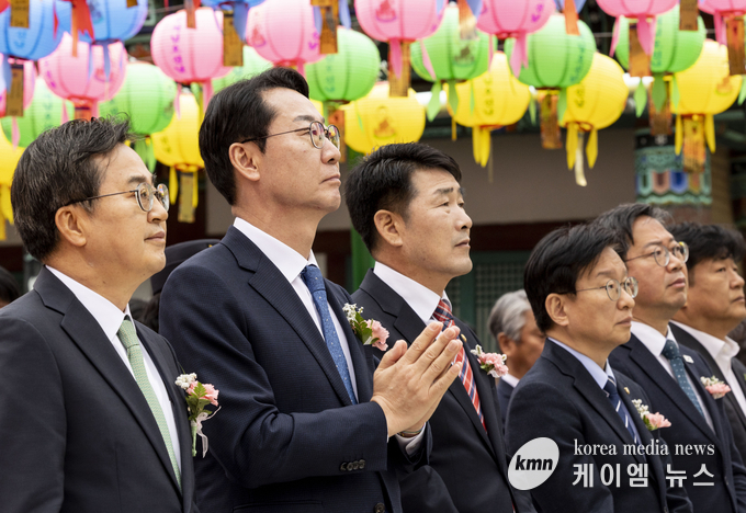  정명근 화성특례시장이 6일 용주사에서 봉축법요식에 참석해 합장을 하고 있다.